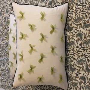 Set of 2 decorative pillows
